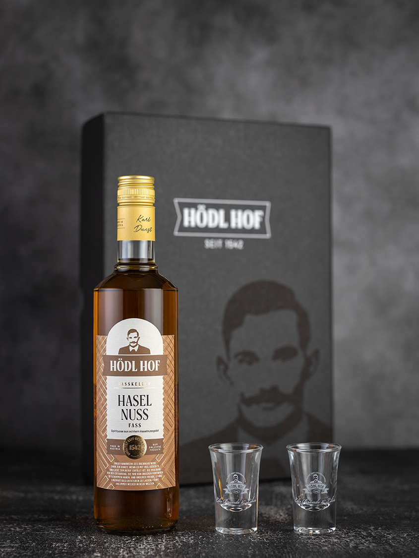 Hödl Hof Geschenkset Haselnuss Schnaps Fassgelagert | 0.7 l inkl. 2 Stamperl
