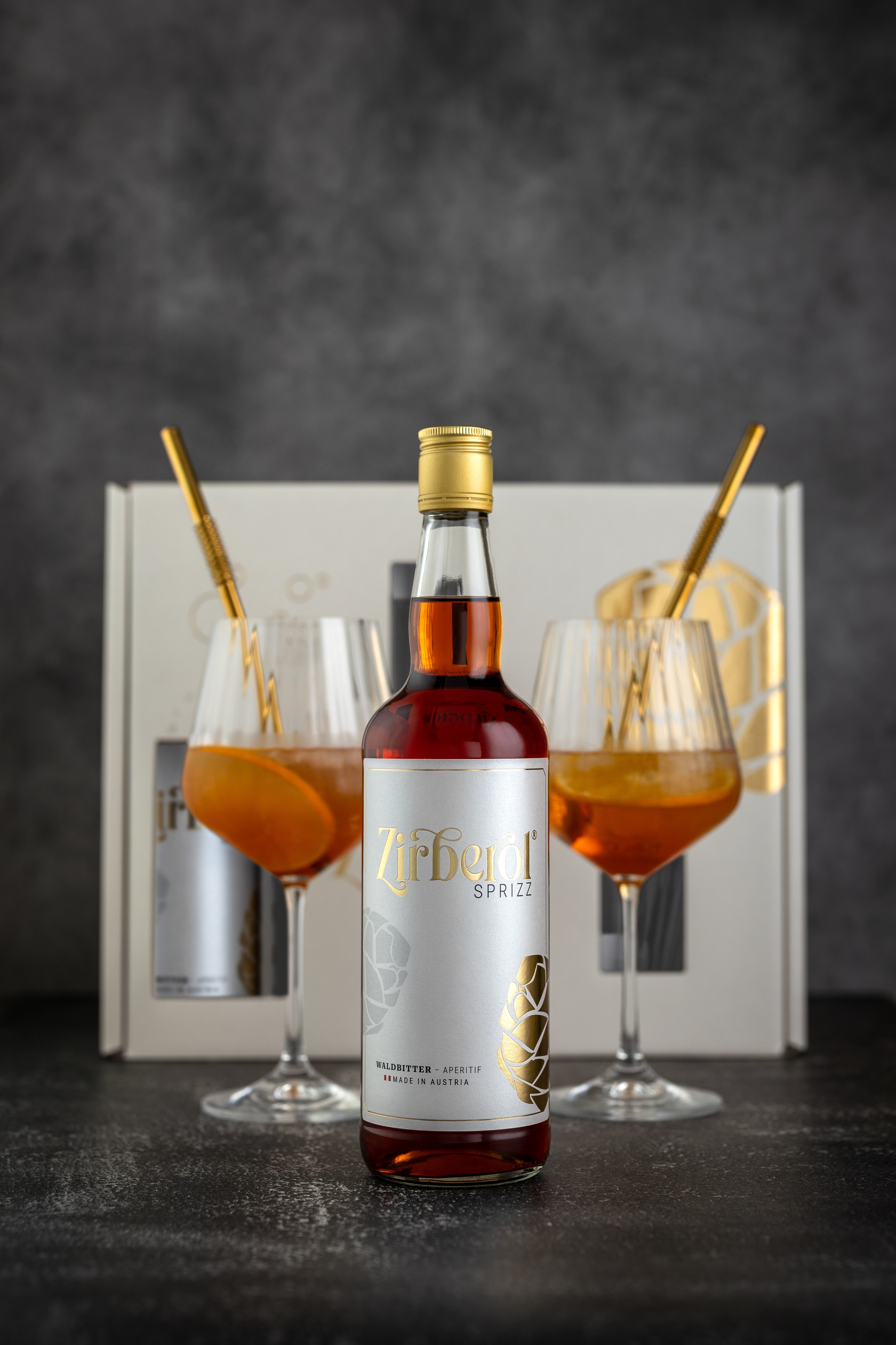 Zirberol Sprizz Geschenkset | Zirben Aperitif Geschenk | 0,7l + 2 Aperitifgläser & 2 Strohhalme